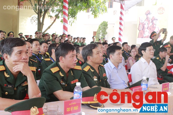 Đại biểu QK4 và tỉnh Nghệ An tham dự triển lãm 'Tổ quốc tri ân