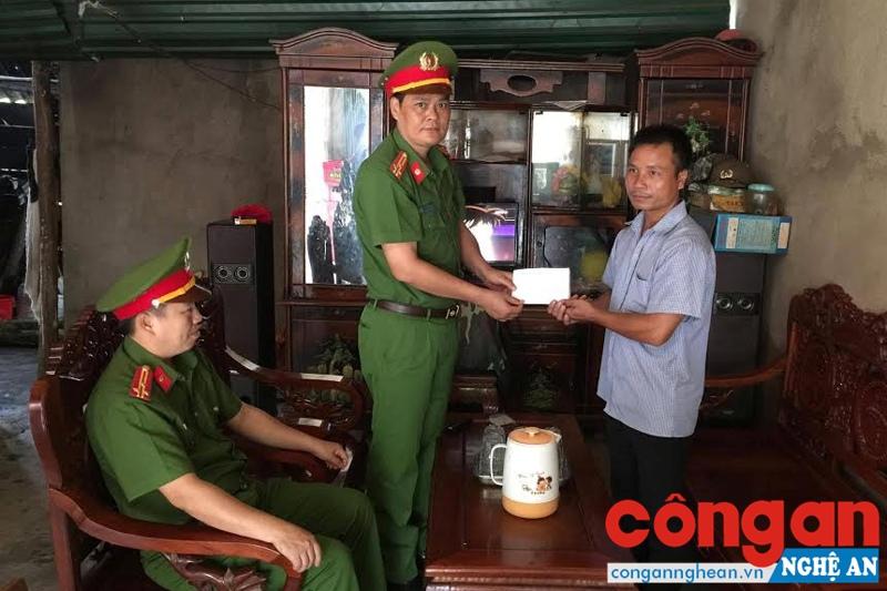 Thượng tá Tô Văn Hậu, Trưởng Công an huyện Kỳ Sơn thăm và trao quà cho nguyên Công an xã Chiêu Lưu