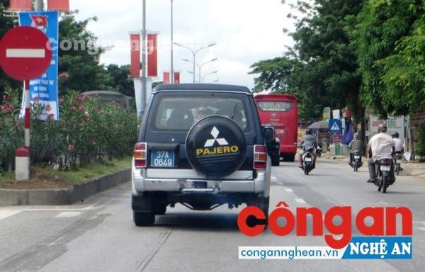 Chiếc xe sau 4 năm thanh lý cho tư nhân vẫn sử dụng biển xanh (Ảnh chụp ngày 13/7/2017 trên địa bàn huyện Diễn Châu)