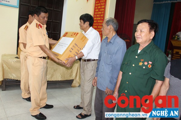 Đại tá Phan Đức Châu Trưởng Phòng Cảnh sát đường thủy trao những món quà cho những gia đình chính sách