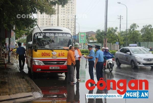 Thanh tra Sở Giao thông Vận tải Nghệ An kiểm tra đột xuất điều kiện kinh doanh vận tải xe buýt tại đường Mai Hắc Đế, TP Vinh