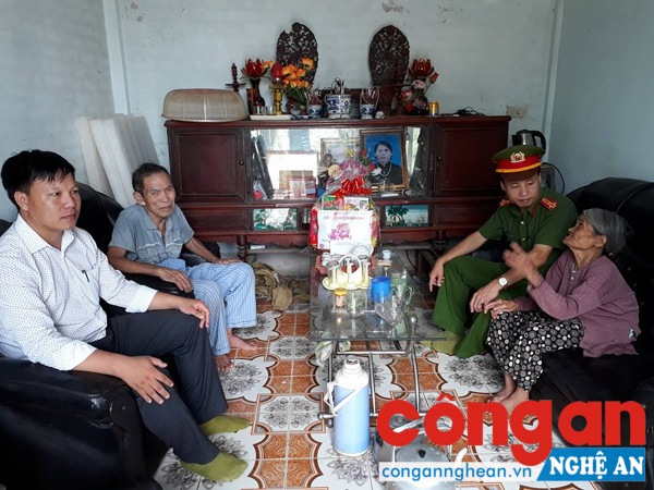 Trung tá Nguyễn Duy Thanh Trưởng Công thăm tặng quà cho bà Hoàng Thị Thanh nạn nhân chất độc da cam.