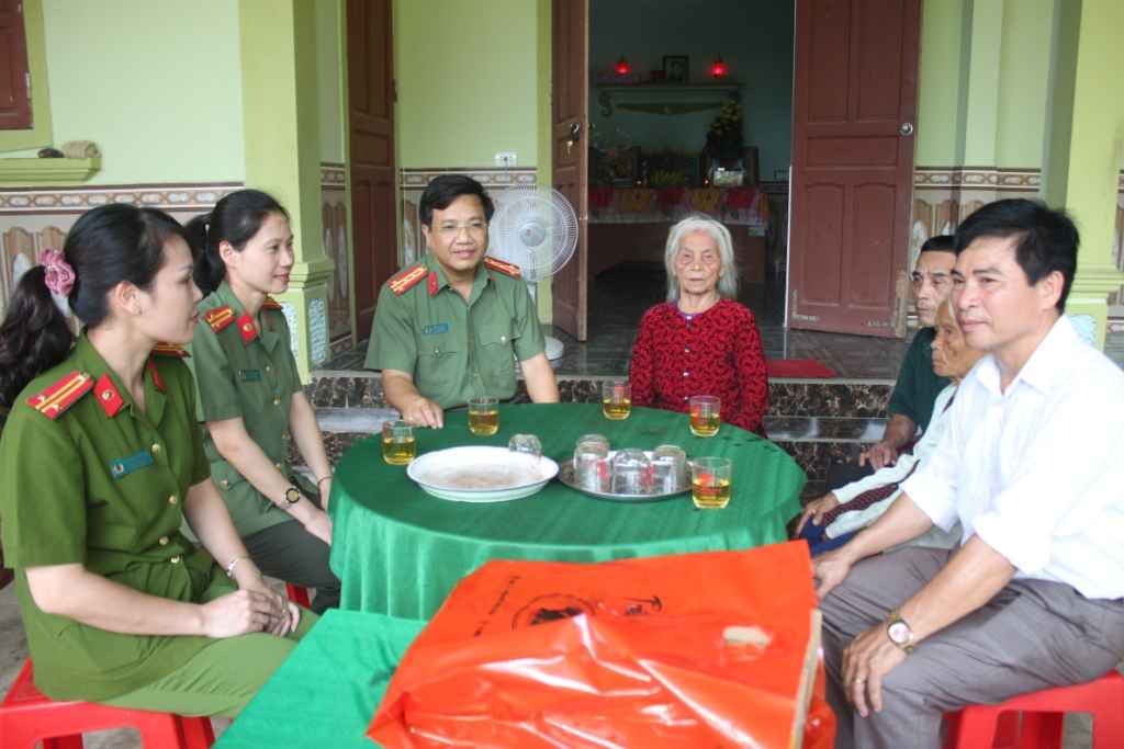 Đồng chí Đại tá Hồ Văn Tứ, Phó Bí thư Đảng ủy, Phó Giám đốc Công an Nghệ An trò chuyện, hỏi thăm sức khỏe mẹ Năm 
