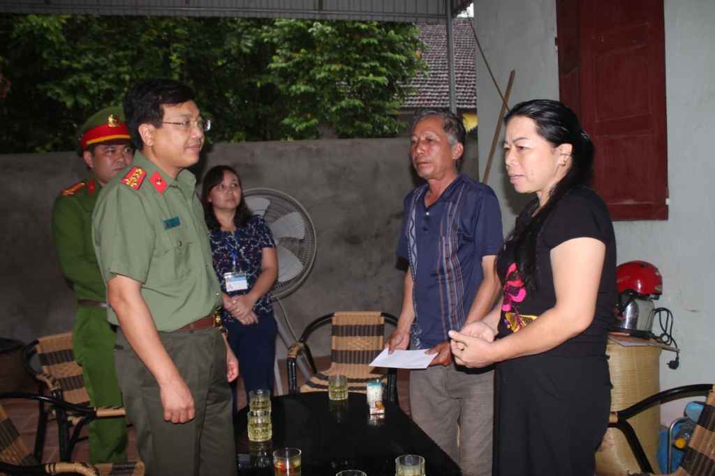 Thăm, tặng quà gia đình chính sách tại thị trấn Kim Sơn, Quế Phong