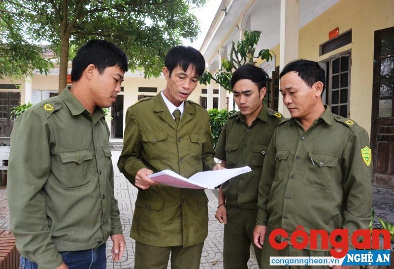 Đồng chí Hoàng Văn Quang (thứ 2 từ trái sang) trao đổi kế hoạch đảm bảo an ninh trật tự với các đồng chí trong Ban Công an xã