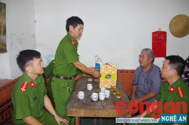 Thượng  Tá Cao Ánh Hồng, Phó trưởng phòng CSHS tặng quà cho thương binh Giản Tư Xớn 