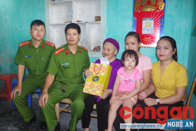 Lãnh đạo phòng CSHS thăm hỏi, động viên mẹ Liệt sĩ Nguyễn Thị Tích