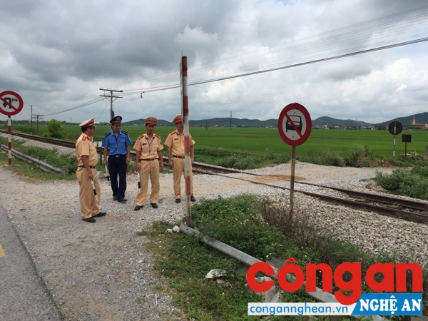 Kiểm tra các biển báo trên đường ngang dân sinh trên địa bàn huyện Diễn Châu. 