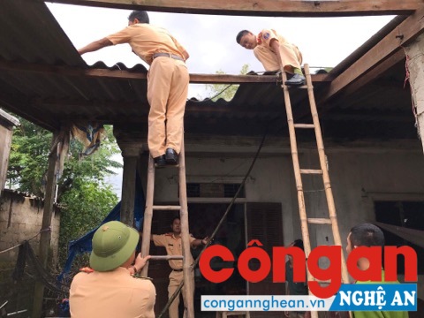 CBCS Phòng cảnh sát đường thủy Công an Nghệ An giúp dân lợp lại mái nhà sau bão