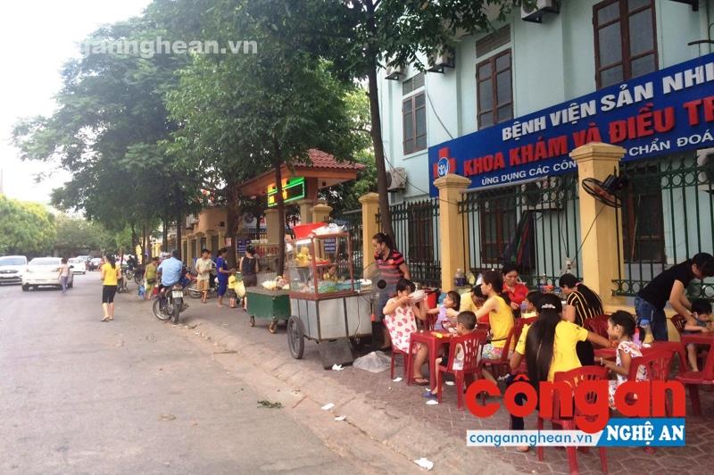 Những hàng quán trước cổng Bệnh viện Sản - Nhi Nghệ An gây mất an toàn giao thông và an toàn vệ sinh thực phẩm