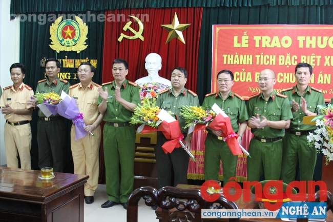 Đồng chí Đại tá Nguyễn Mạnh Hùng – Phó Giám đốc Công an tỉnh trao thưởng cho Ban chuyên án 606S