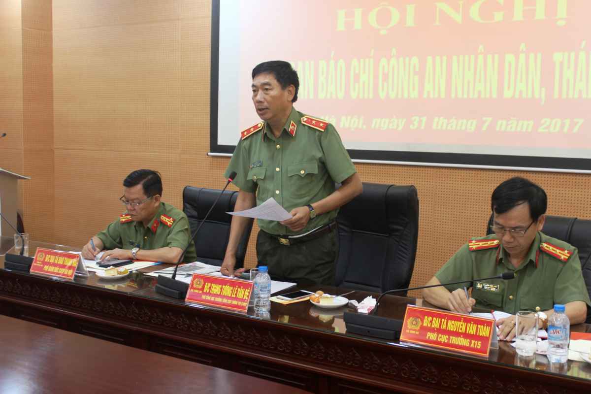 Đồng chí Trung tướng Lê Văn Đệ phát biểu tại hội nghị 