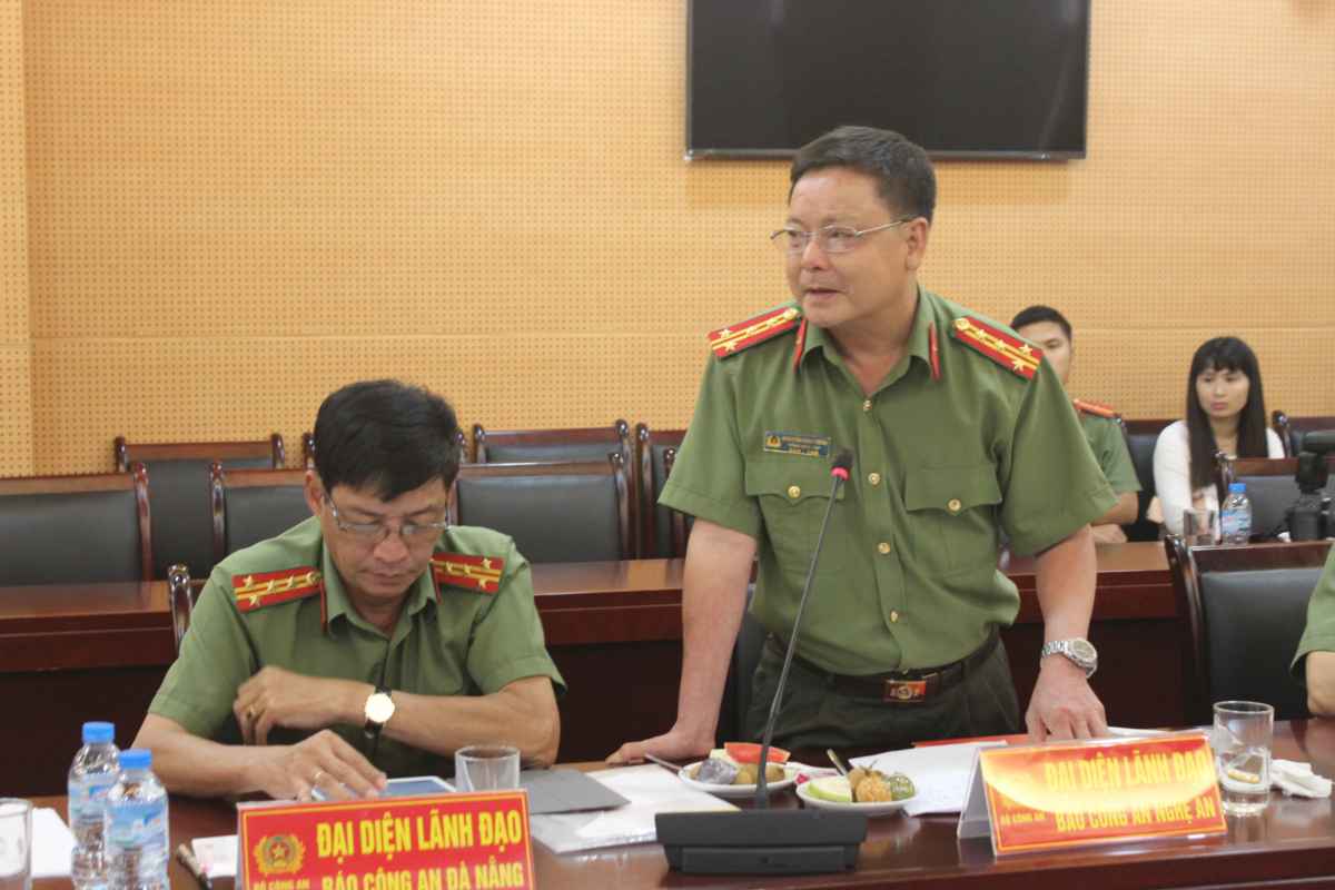 Đồng chí Đại tá Nguyễn Đình Trần, TBT Báo Công an Nghệ An phát biểu tại hội nghị