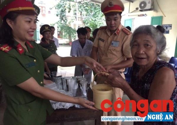  Cán bộ, hội viên, đoàn viên Công an huyện Quế Phong phát cháo cho bệnh nhân nghèo