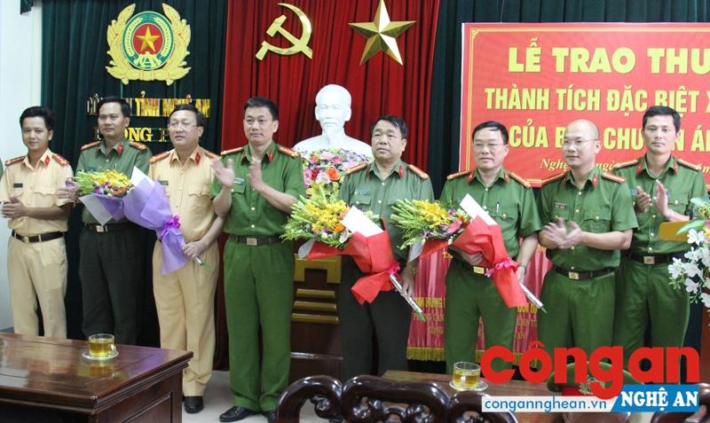 Đồng chí Đại tá Nguyễn Mạnh Hùng, Thủ trưởng cơ quan CSĐT, Phó Giám đốc Công an tỉnh trao thưởng cho Ban chuyên án 606S