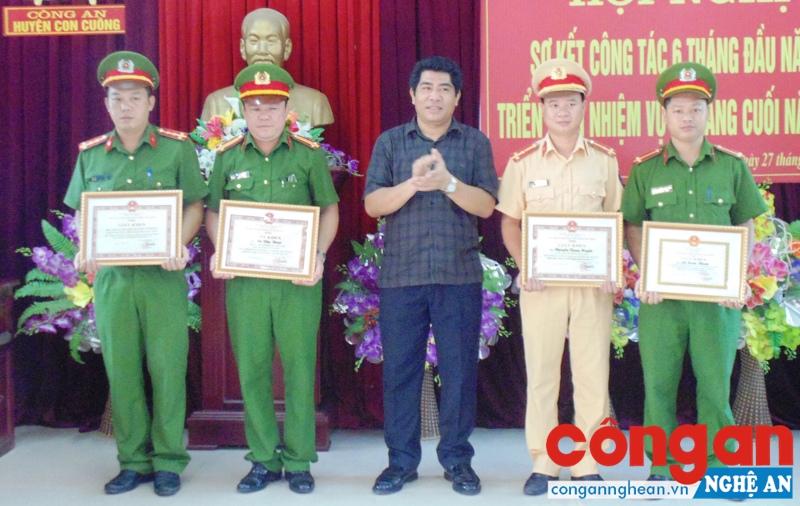 Lãnh đạo huyện Con Cuông trao thưởng cho các tập thể và cá nhân đạt thành tích xuất sắc trong đấu tranh phòng, chống tội phạm