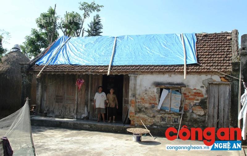 Mẹ Lê Thị Đương cùng người con bị nhiễm chất độc da cam trong ngôi nhà đã xuống cấp nghiêm trọng