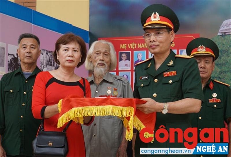 Con gái liệt sỹ Phan Huy Chương trao tặng lá thư cho Bảo tàng Quân khu 4