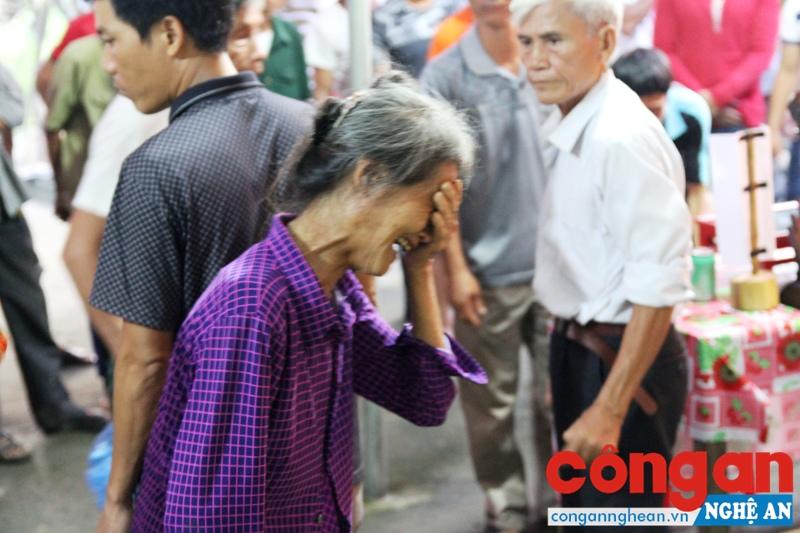 Người đến viếng cũng không kìm được nước mắt trước di ảnh của nạn nhân xấu số trong vụ nổ khí gas