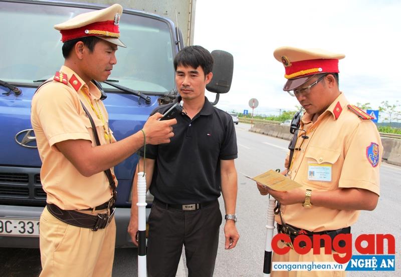 Lực lượng Cảnh sát Giao thông kiểm tra vi phạm quy định về nồng độ cồn trên tuyến Quốc lộ 1A