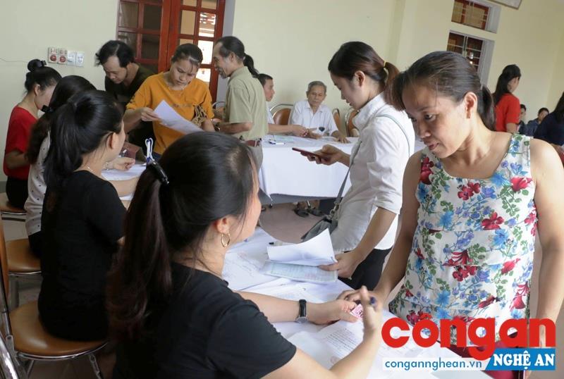 Phụ huynh đăng ký hồ sơ tuyển sinh năm học 2017 - 2018 tại Trường Mầm non Lê Mao TP Vinh