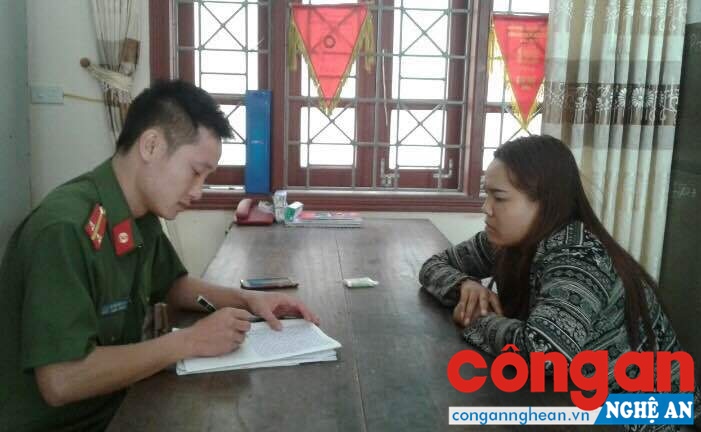 Cán bộ Công an huyện Diễn Châu lấy lời khai của đối tượng mua bán người