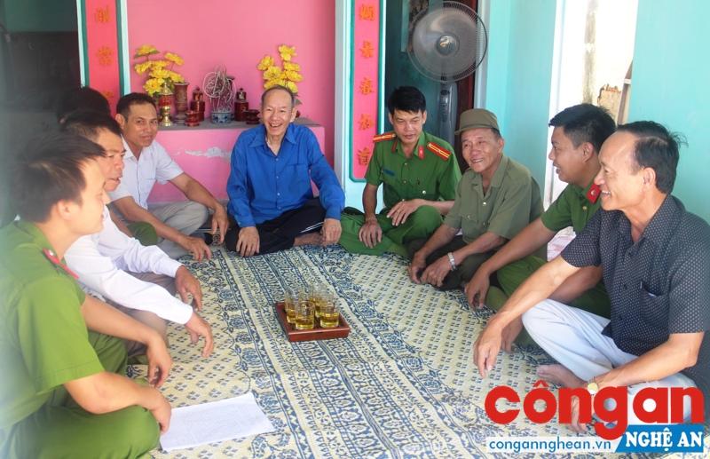 Công an phường Nghi Hòa trao đổi với đại diện họ tộc Trần Văn về công tác đảm bảo an ninh trật tự trên địa bàn