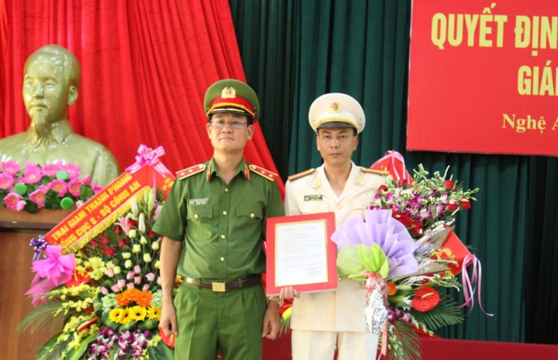Trung tướng Nguyễn Ngọc Bằng, Tổng cục trưởng Tổng cục Cảnh sát Thi hành án hình sự và Hỗ trợ Tư pháp (Bộ Công an) trao Quyết định bổ nhiệm Thiếu tá Trần Bá Toan Giám thị Trại giam số 6.  