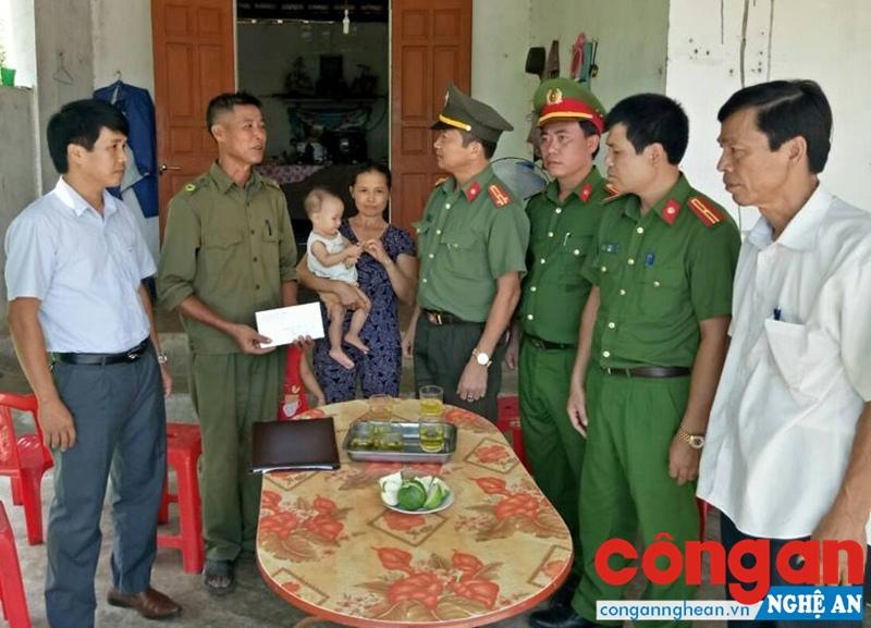 Lãnh đạo Công an huyện Thanh Chương và Đội Xây dựng phong trào và Phụ trách xã trao số tiền 9 triệu đồng cho đồng chí Nguyễn Duy Hà