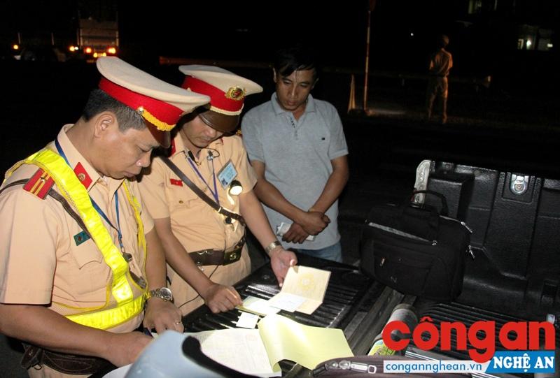 Cán bộ, chiến sỹ Trạm Cảnh sát Giao thông Diễn Châu xử lý tài xế xe khách vi phạm quy định về trật tự an toàn giao thông