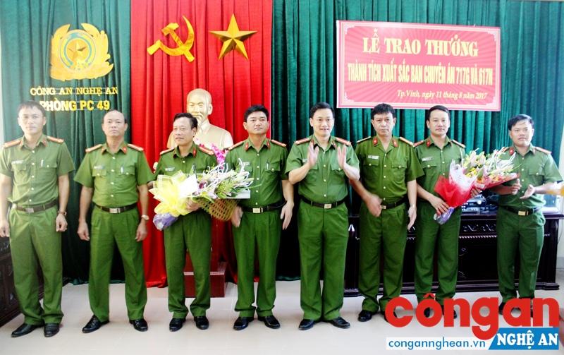 Đồng chí Đại tá Nguyễn Mạnh Hùng, Phó Giám đốc Công an tỉnh tặng hoa chúc mừng Ban chuyên án và CBCS tham gia phá 2 chuyên án.
