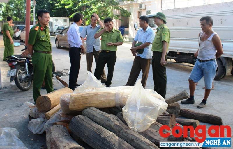 Chuyên án 717G vận chuyển gỗ quý hiếm trái phép bị Phòng Cảnh sát Môi trường thu giữ, phối hợp với lực lượng kiểm lâm xử lý theo pháp luật.