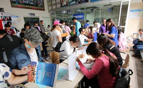 Tân sinh viên nộp hồ sơ nhập học tại trường Đại học Nguyễn Tất Thành TP Hồ Chí Minh.