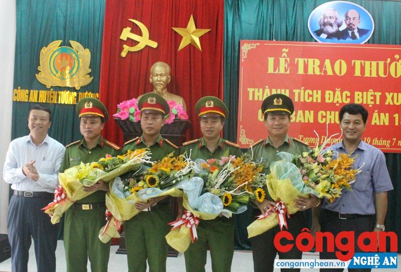 Lãnh đạo huyện Tương Dương trao thưởng cho Ban chuyên án 1517M