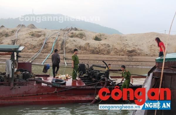 Lực lượng Công an tiến hành kiểm tra tàu hút cát trên sông Lam