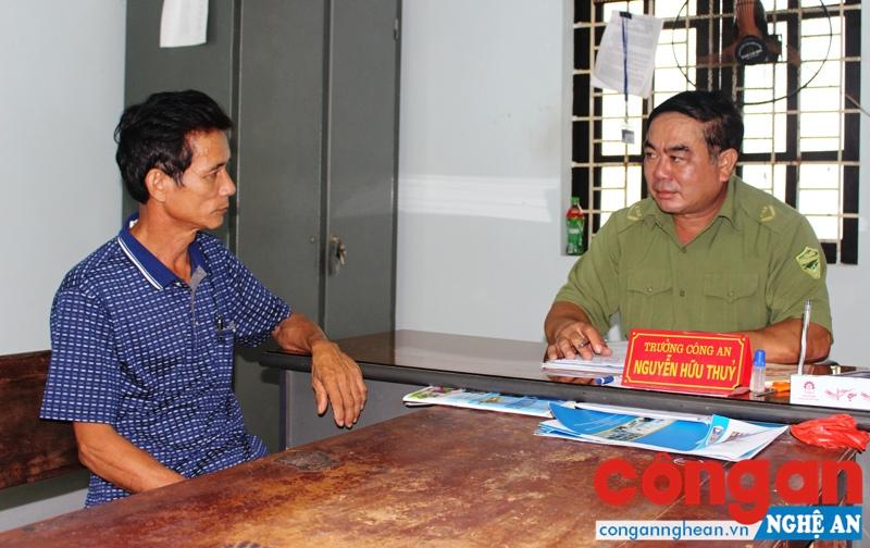 Đồng chí Nguyễn Hữu Thủy, Trưởng Công an xã Lạc Sơn giải quyết thủ tục hành chính cho người dân trên địa bàn