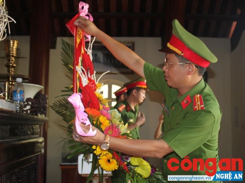 Thượng tá Đinh Anh Dũng, Trưởng Công an huyện dâng hoa lên Anh linh đồng chí Trần Quốc Hoàn