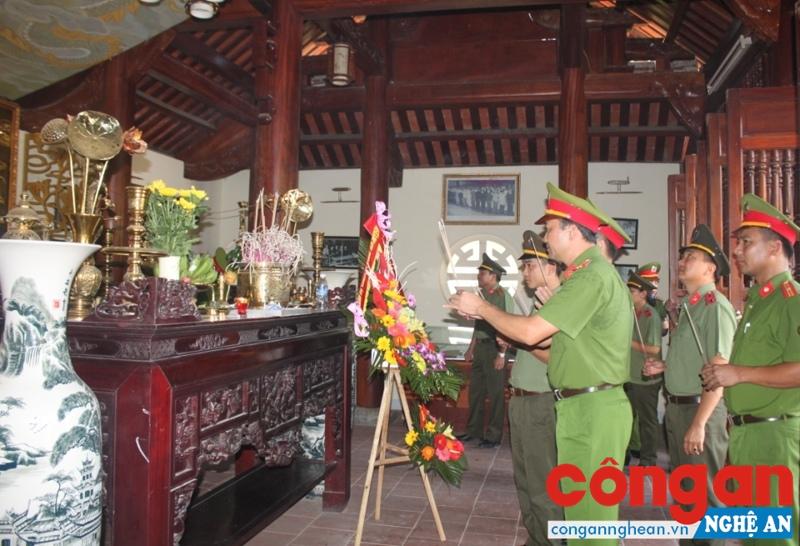 CBCS Công an huyện dâng hương tưởng niệm đồng chí Trần Quốc Hoàn