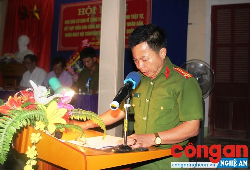 Thượng tá Trần Đình Thông, Phó trưởng Công an huyện trao đổi với người dân.