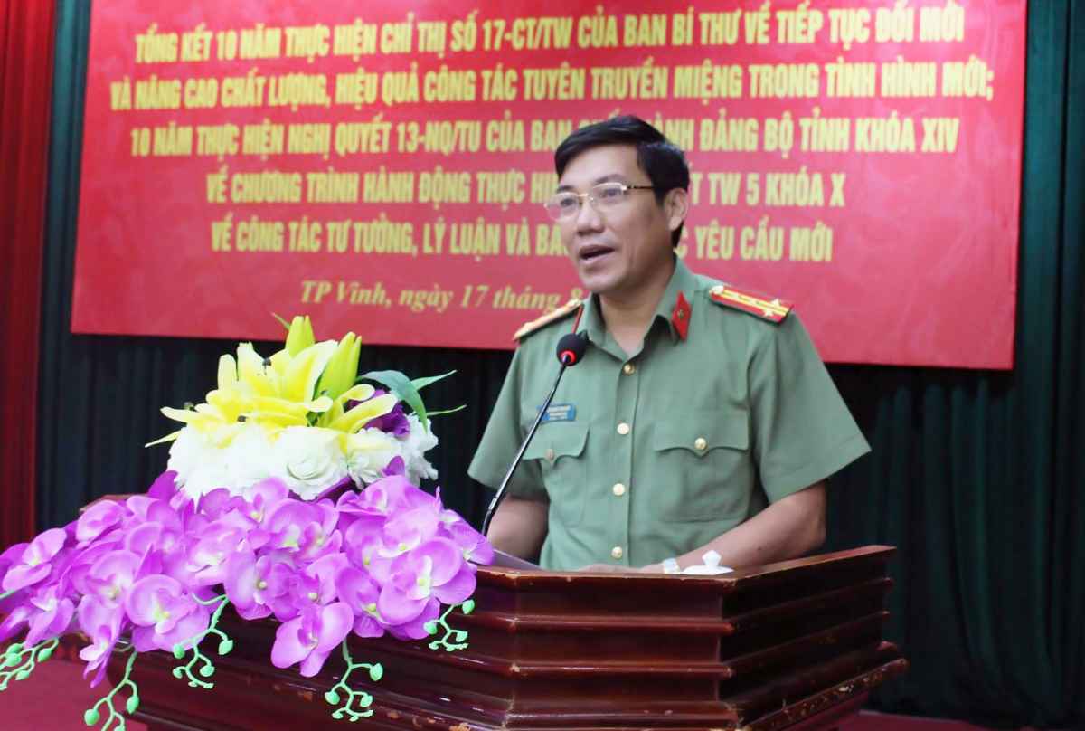 Đồng chí Đại tá Lê Khắc Thuyết - Phó Giám đốc Công an tỉnh phát biểu tại Hội nghị