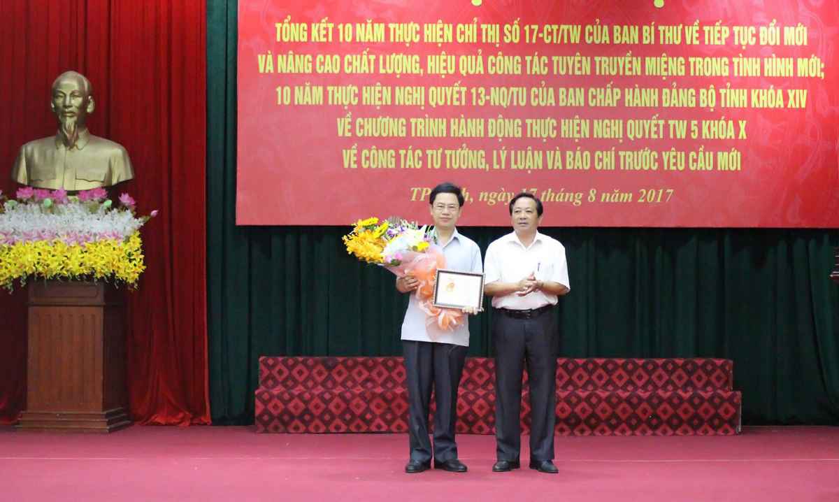 Đồng chí Nguyễn Xuân Sơn, Phó Bí thư thường trực Tỉnh ủy nhận Kỷ niệm chương vì sự nghiệp báo chí 