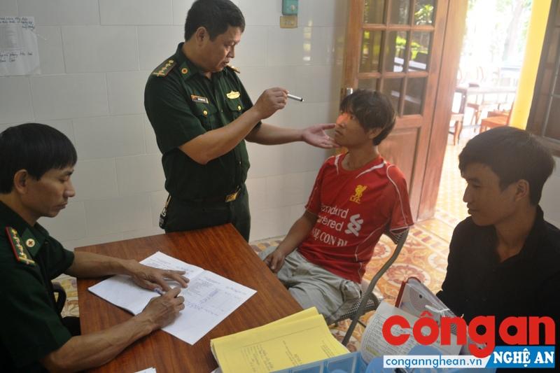Cán bộ Bệnh xá quân dân y Kỳ Sơn tư vấn điều trị methadone cho người nghiện ma túy