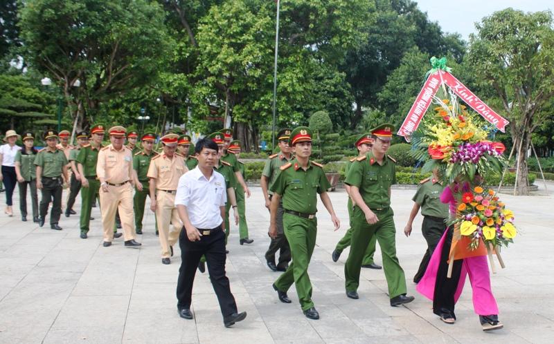 Công an huyện Nghĩa Đàn dâng lãng hoa tươi thắm lên anh linh Chủ tịch Hồ Chí Minh 