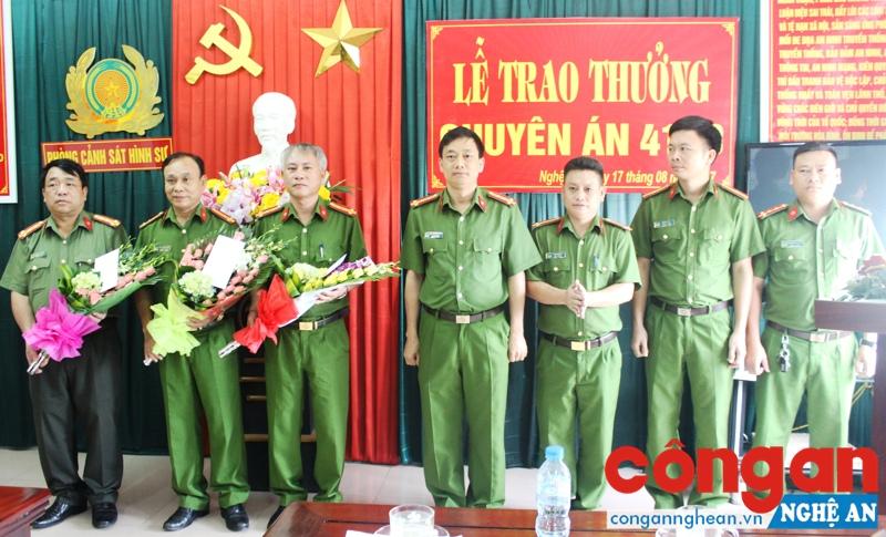 Đồng chí Đại tá Nguyễn Mạnh Hùng, Phó Giám đốc Công an tỉnh, Thủ trưởng cơ quan CSĐT trao thưởng cho Ban chuyên án