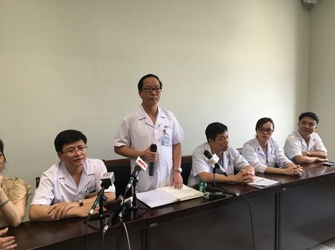 PGS.TS Trần Minh Điển, Phó Giám đốc BV Nhi Trung ương thông báo tình hình sức khỏe cháu bé.