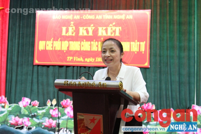 Đồng chí Phạm Thị Hồng Toan - Ủy viên BTV Đảng bộ tỉnh, Tổng biên tập Báo Nghệ An phát biểu tại buổi lễ