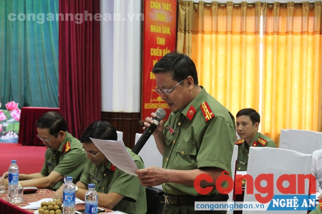 Đồng chí Đại tá Nguyễn Đình Trần - Tổng biên tập Báo Công an Nghệ An tham gia đóng góp ý kiến 