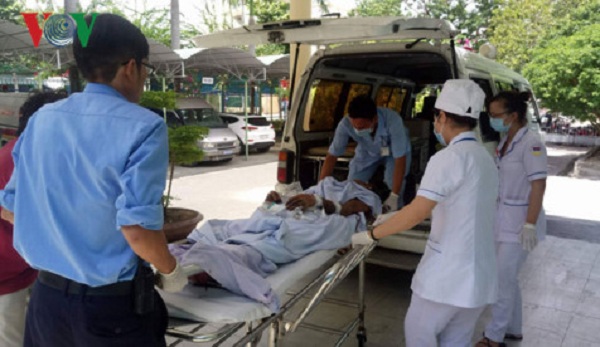 Nạn nhân bị thương nặng được đưa đi cấp cứu tại Bệnh viện Đa khoa khu vực Cam Ranh