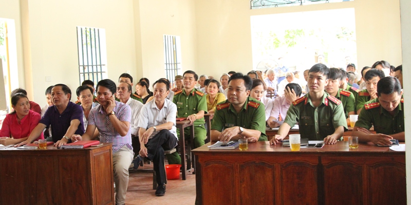 Các đại biểu tham dự tọa đàm kỷ niệm 12 năm Ngày hội toàn dân bảo vệ ANTQ phường Vinh Tân.