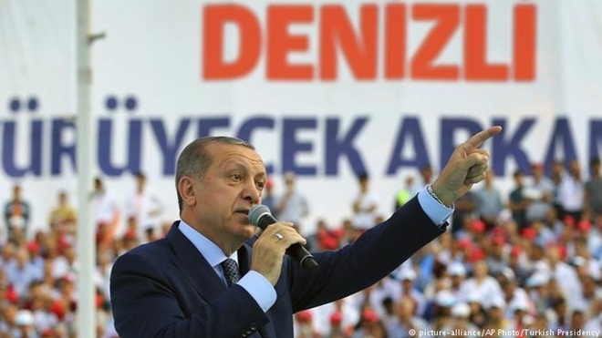 Tổng thống Thổ Nhĩ Kỳ Tayyip Erdogan phát biểu trước người ủng hộ. Ảnh: AP